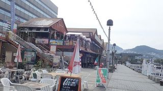長崎のウォーターフロント。海を見ながらの飲食店も