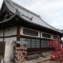 ＪＲを見下ろす高台にある