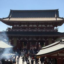 本堂から見た宝蔵門