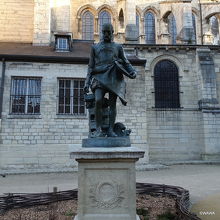 陶芸家ベルナール・パリシー像があるフェリクス・デリュエル広場