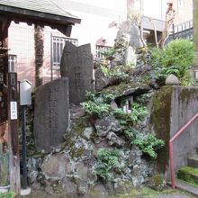 石碑群(鳥居は右手)