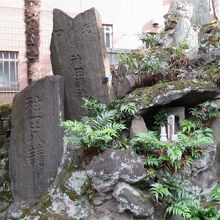 石碑群の下方