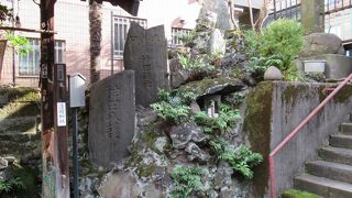 富士塚が破却されたものを積み上げた小山 とのことです