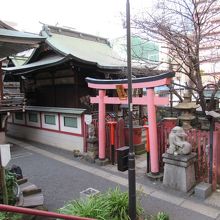 鳥居をくぐって直ぐからの様子(右手が福壽神)