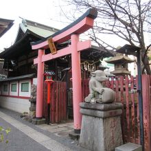 福壽神の鳥居と何とも言えない姿の石像(奥が柳森神社の拝殿)