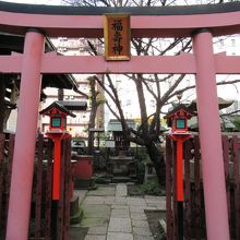 福壽神の鳥居前(正面が小さな祠)