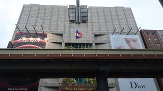 ラグジュアリーブランドと日本のブランドが揃う日本で言う百貨店ですね。