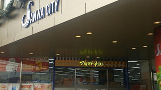 カフェやドラッグストアも