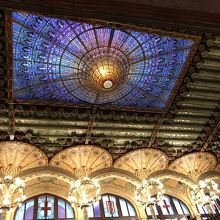 夜はならではの青い天井