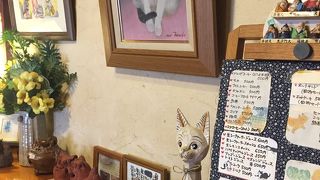 落ち着いた雰囲気のカフェ