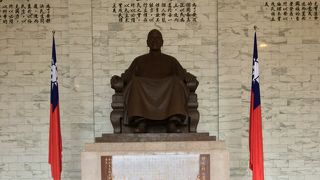 中正記念堂の最上階に鎮座してます。