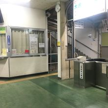 ガランとした駅構内