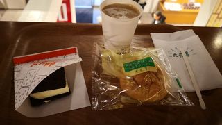 店内でチーズケーキ