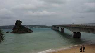 エメラルドグリーンの海を屋我地島から古宇利島にわたる2キロの橋