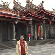 屋根の形に特徴があります。