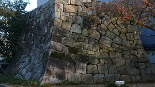 かつての石垣が残る