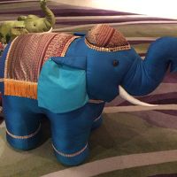 ロビーのクリスマスツリーの足元にあった特大ゾウさん