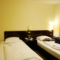 駅のすぐ近く。朝食にみそ汁があります。