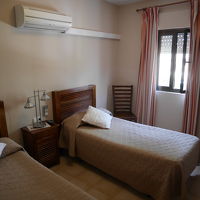 シングルベッドは海外にしては少々細め。安宿なので仕方なし。