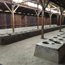 これが強制収容所に入れられた人のトイレです。