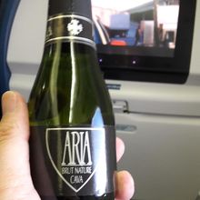 シャンパンはエコノミーでもミニボトルで