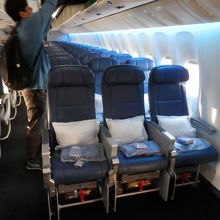 座席は新しくビニールレザーでした