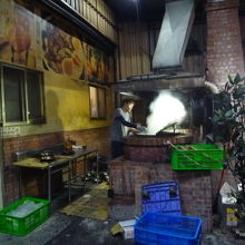 お店の前の厨房、鴨の丸焼きを焼いています