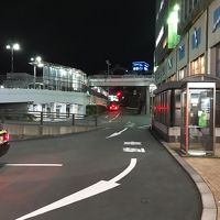 駅からバス停の方に上がって直進で着きます