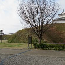 右手の櫓は「清明台」、左奥に「富士見櫓」、地面のラインは…