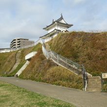 「清明台」に向かって土塁を登ります