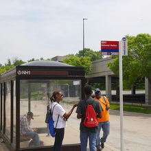 メトロ駅前のバス停