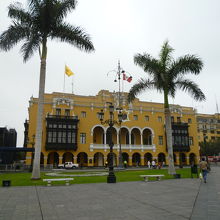 黄色い壁の市役所宮殿