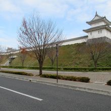 西南側からパチリ…右手が「富士見櫓」、左奥が「清明台」