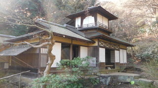 2階の独特な形の印象が強い