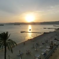 バルコニーから紅海を望む。　夕陽がきれい。　対岸はイスラエル