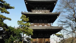 大池に映えるシンボル