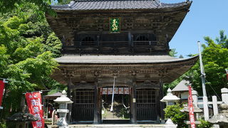 山に建物が点在している