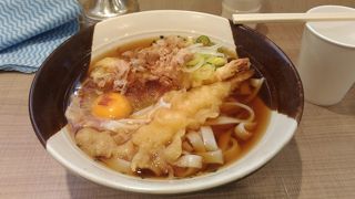 立ち飲みができるホームのきしめん店