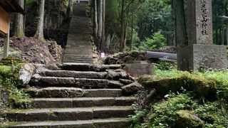 石段がとても長いです