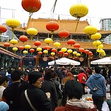 大殿前ではたくさんの人がお参りしています。