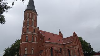 円錐形の塔が目印