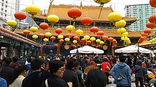 (黄大仙大殿)3本ずつ線香を立てていくのが黄大仙祠でのお参りの作法です