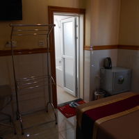 ベットはセミダブルで少し小さい