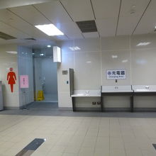 充電区とトイレ