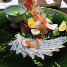 織部の皿と刺身のコントラストが鮮やか