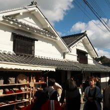 妻入りの商家が連続する