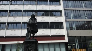 旧市街に建つモダンな学舎