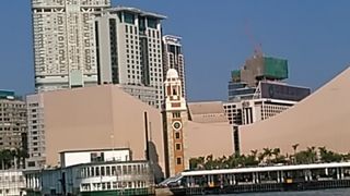 (スターフェリーピア)近くにはクロックタワー(鐘楼)や香港文化センター、ウォーターフロントプロムナードがあります