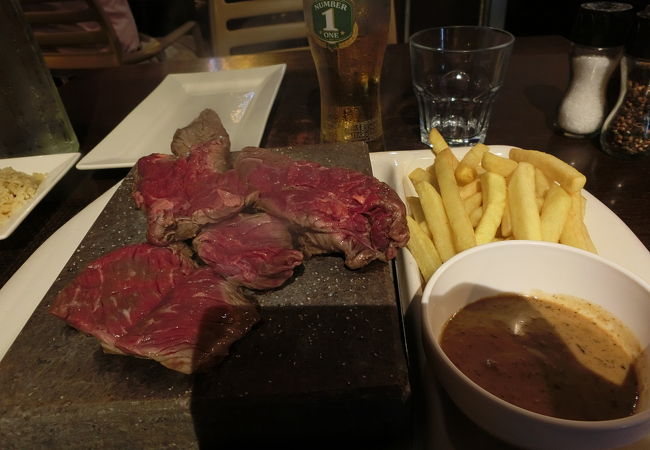 肉を好みの焼き加減に自分で焼いて食べる店。