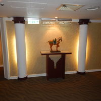 廊下には唐三彩のような置物がありました。